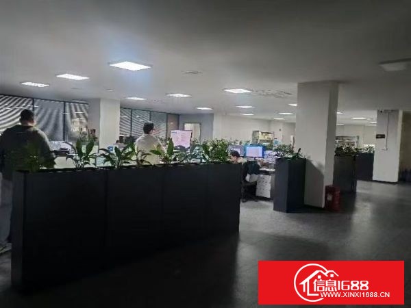 观澜章阁新出楼上整层1780平米，精装修，前台办公区车间水电齐全，领包入住，3吨大电梯，园区环境优美，交通便利，可分租