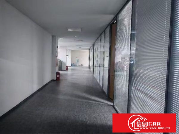 观澜章阁新出楼上整层1780平米，精装修，前台办公区车间水电齐全，领包入住，3吨大电梯，园区环境优美，交通便利，可分租