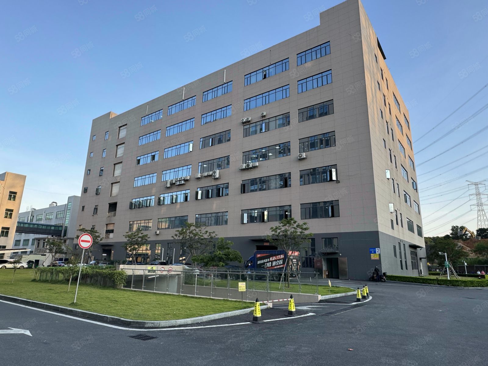 (出租) 凤岗五联原房东楼上3000平厂房仓库出租,现成装修拎包生产
