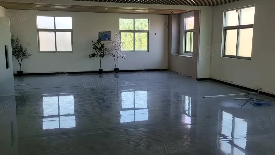 (出租) 凤岗楼上厂房出租 整层面积1200平 有装修办公室 水电齐全