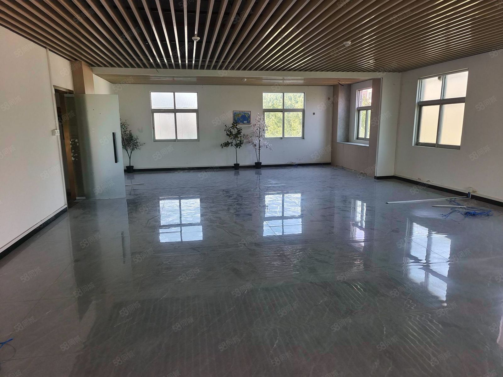 (出租) 凤岗楼上厂房出租 整层面积1200平 有装修办公室 水电齐全