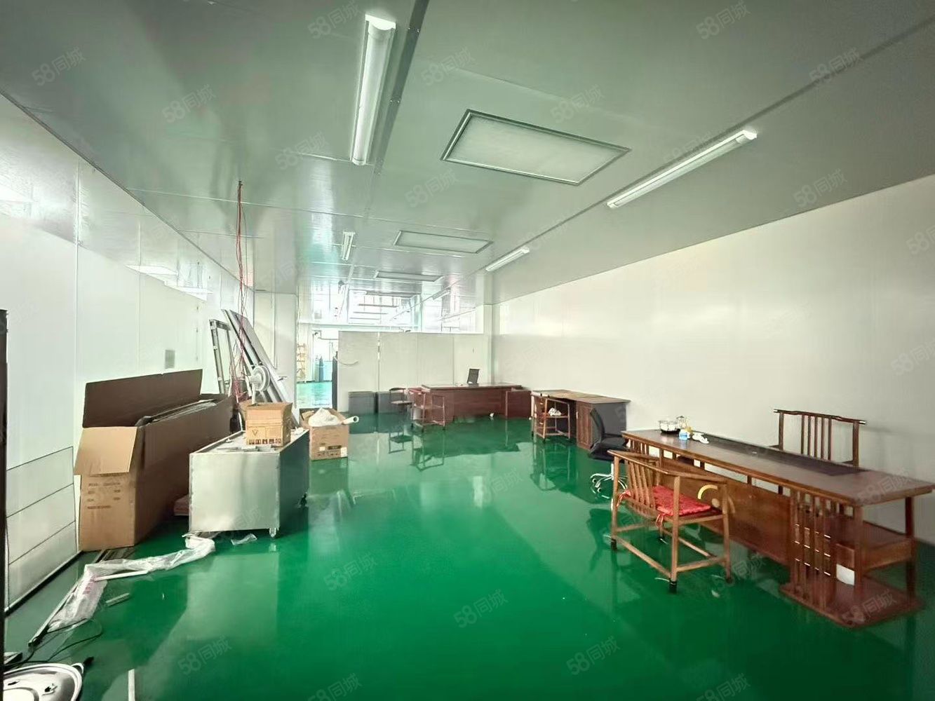 (出租) 凤岗新出厂房二楼252平方 现成装修 拎包入住。电梯2吨