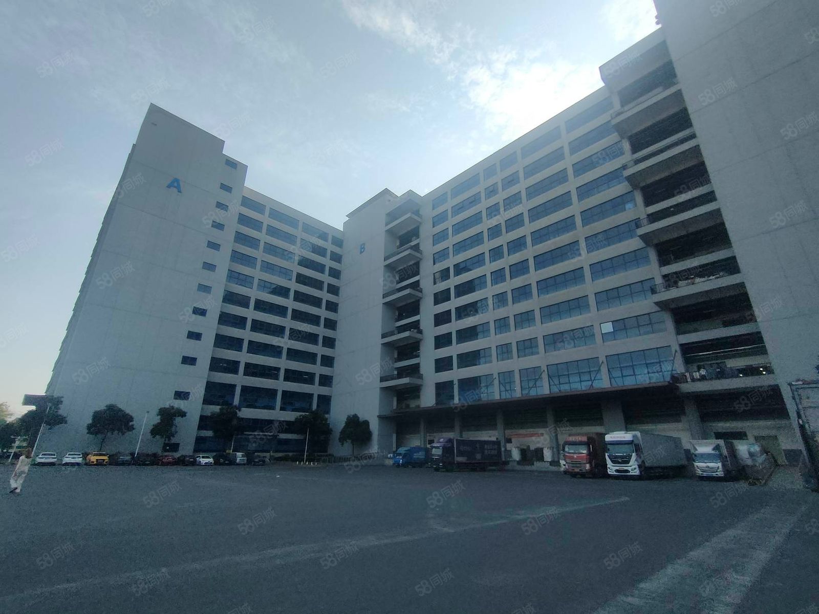 (出租) 凤岗雁田8000平原房东厂房出租现成水电齐全8元起租可分租。