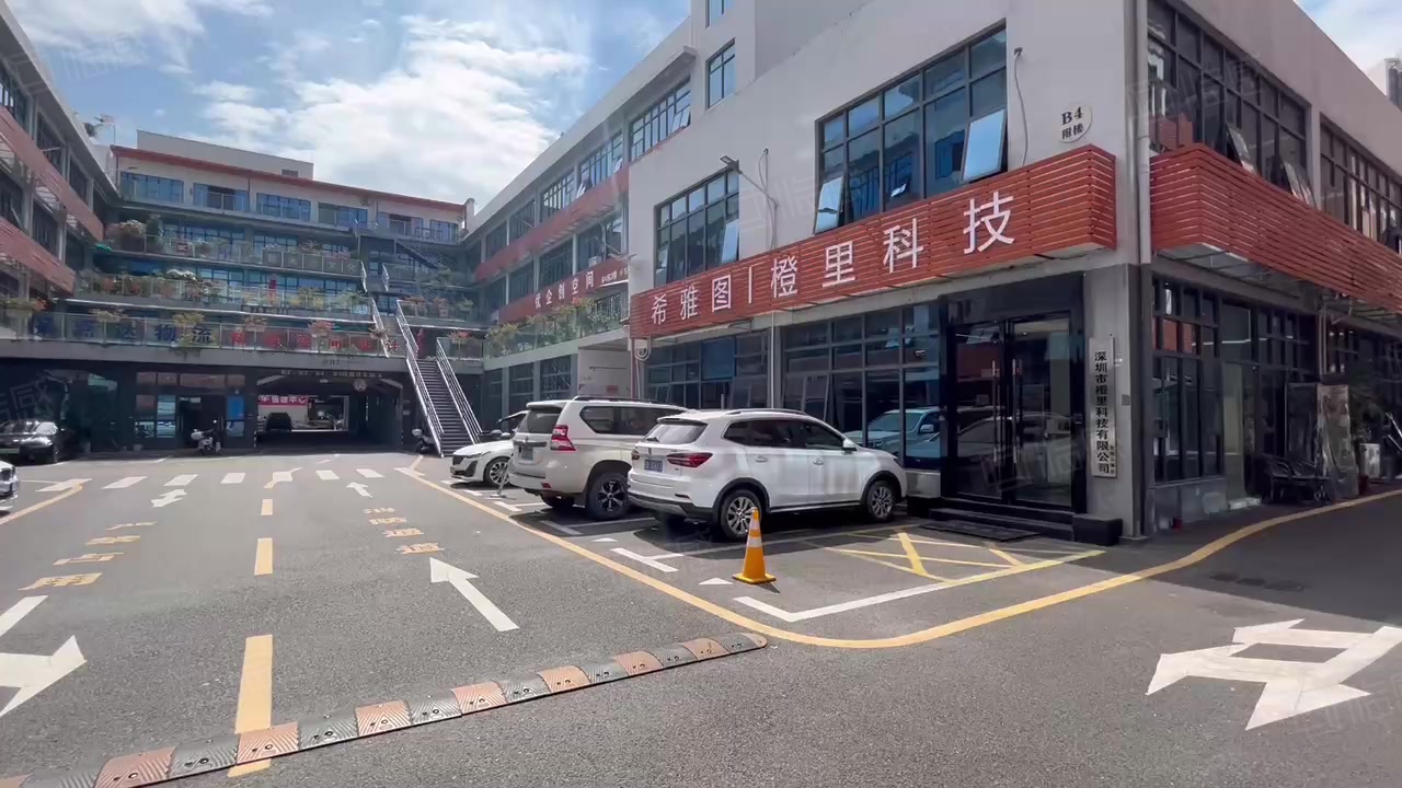 (出租) 龙华清湖地铁站旁产业园楼上500平带装修家私办公室厂房出租
