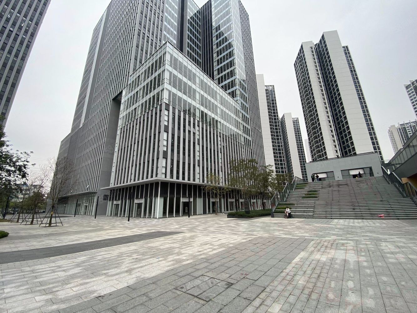 (出租) 深圳市宝安区松岗街道新建红本玻璃幕墙厂房楼上大小面积招租