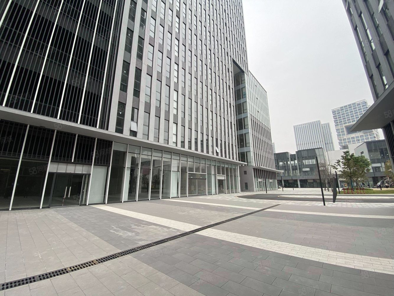(出租) 深圳市宝安区松岗街道新建红本玻璃幕墙厂房楼上大小面积招租