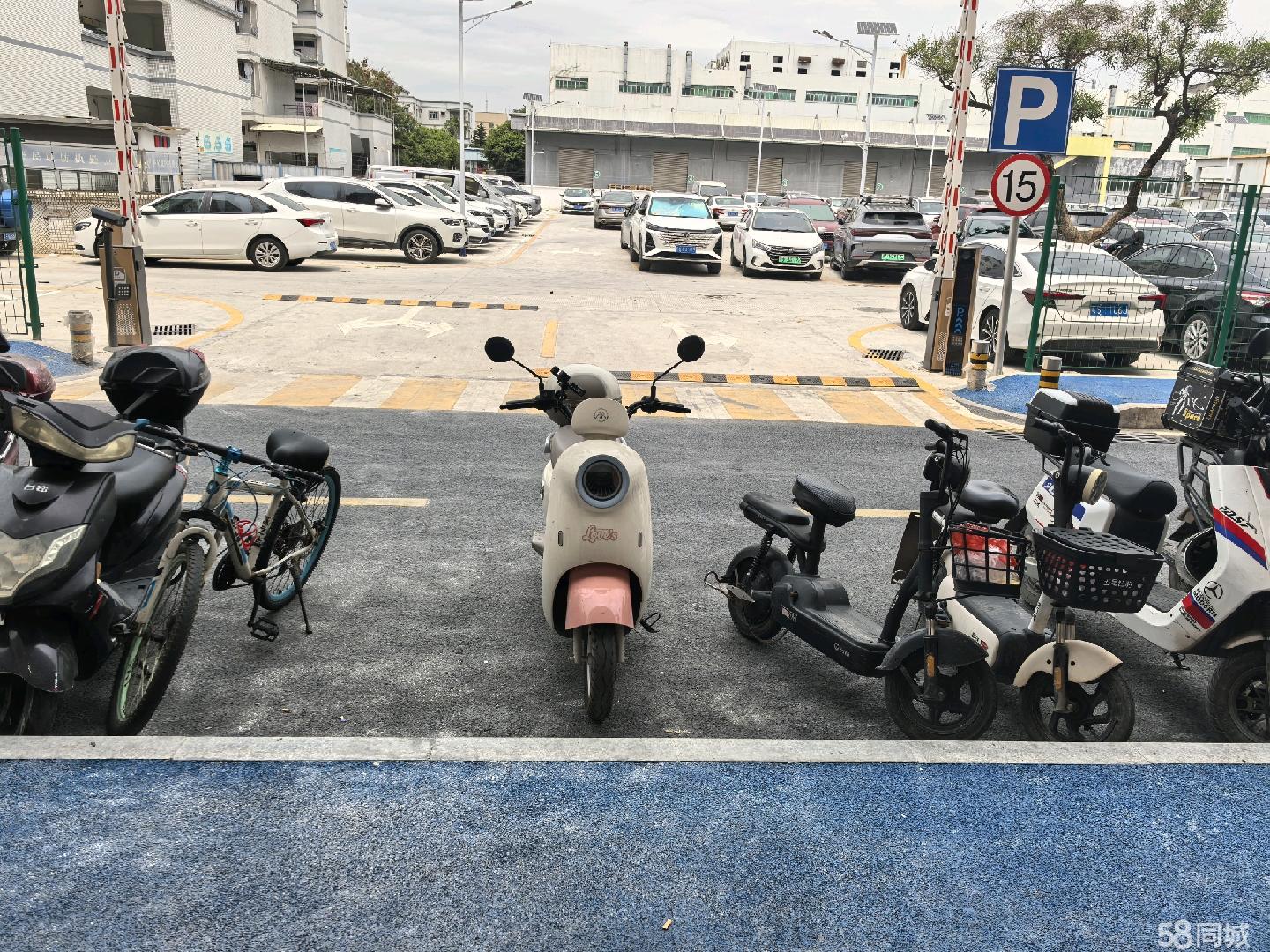 (出租) 大路旁边，前面有大型停车场