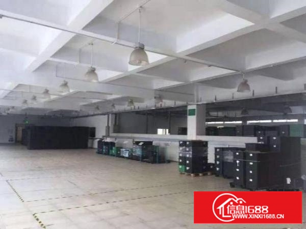 石岩上排楼上厂房820平出租，可分租。拧包入住