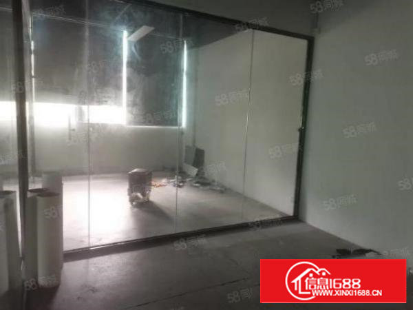 石岩6号线地铁口2楼整层2050平，精装修，无转让费