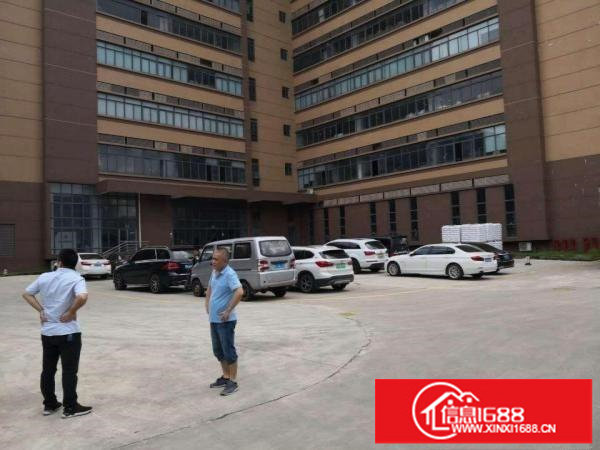 龙岗中心城宝龙工业区一楼1360平方厂房出租！可分租