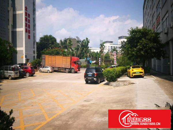 龙岗大道边新出原房东2楼2500平带装修厂出租，可分租