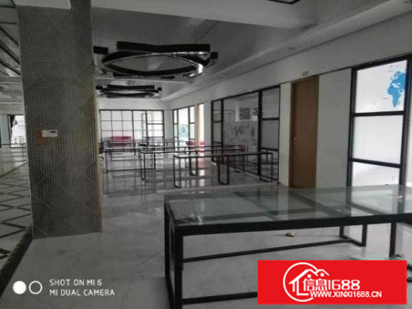 横岗地铁口现场装修服装展厅2200平无需转让费园区形象好