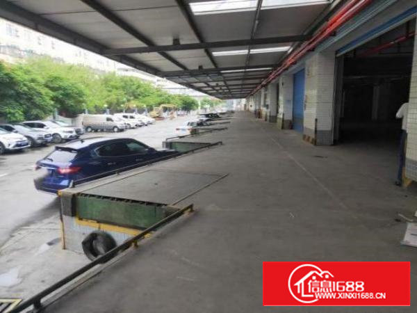 自带14个卸货平台仓库后面可开门！高速口地铁附近