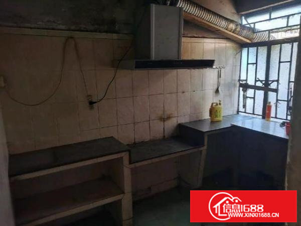 在三楼，有吊机，有房间和厨卫，水电齐全