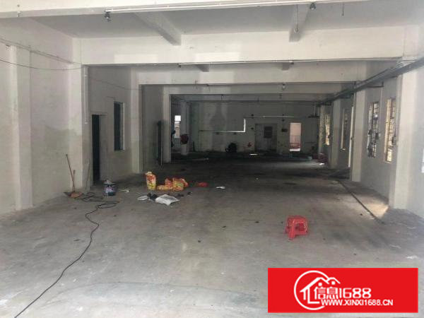 一楼，有独立办公室，独立小仓库