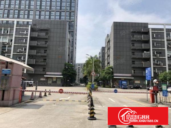 石岩镇高速出口附近，楼上带精装修1100平方厂房出租