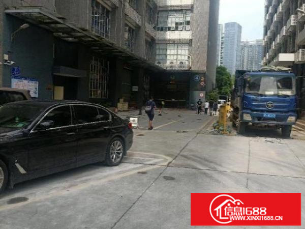 布吉上李朗平吉大道旁老圩大厦