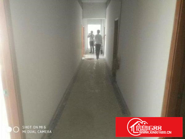 新出楼上现成水电装修310平11元出租坪山石井