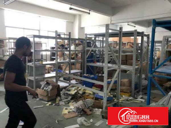 石岩料坑南光高速出口1400平带装修厂房招租