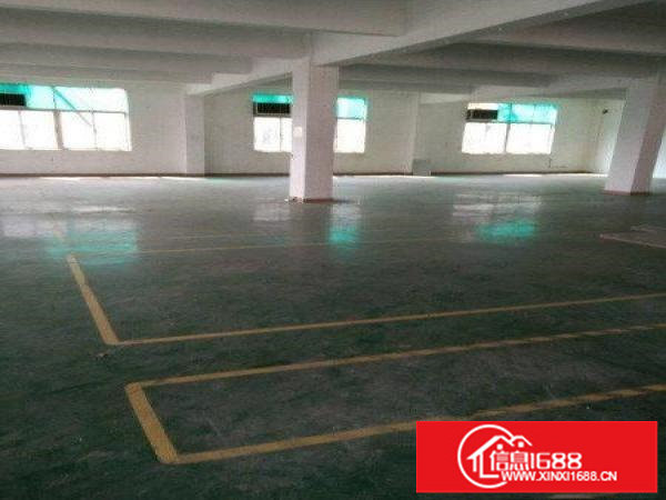 平湖辅城坳高速路口顶楼铁皮仓库低价租，全新电梯