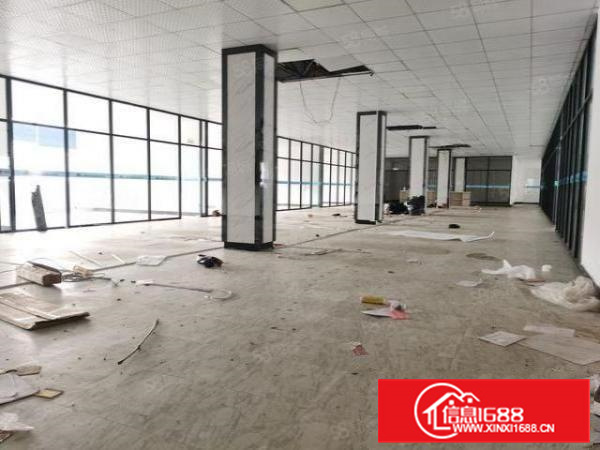 长安镇轻轨站旁，新出1000平精装修厂房出租，实拍现场照片