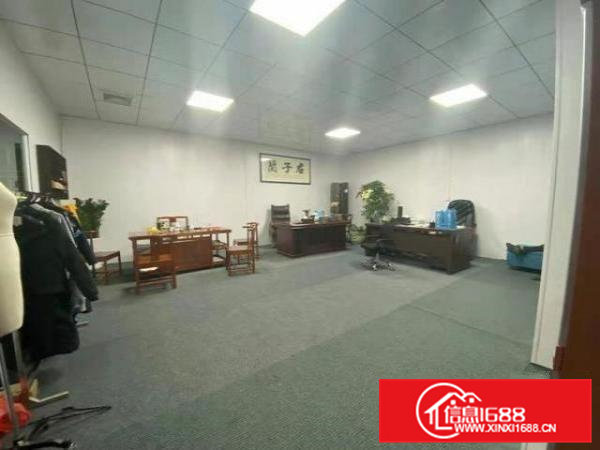 厂房700平方，宿舍200