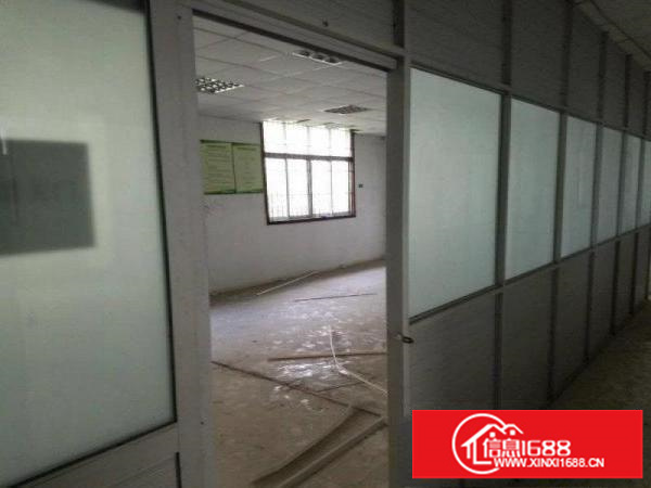 坂田就近路口1200平低楼层带装修仓库出租