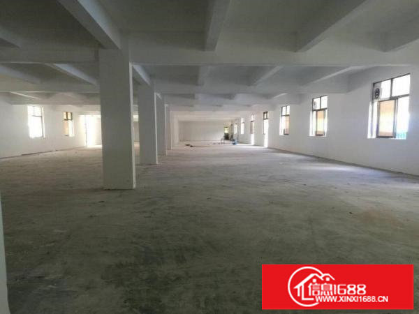 平湖白泥坑工业园1050平方厂房出租，空地大好停车