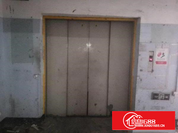 后亭三楼1150平精装修可分割带2吨货梯，产证齐全