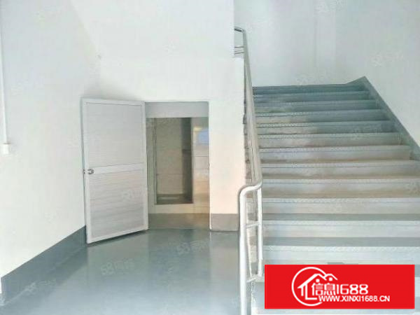 主干道旁好招工形象好凤岗楼上带装修厂房出租可以分租