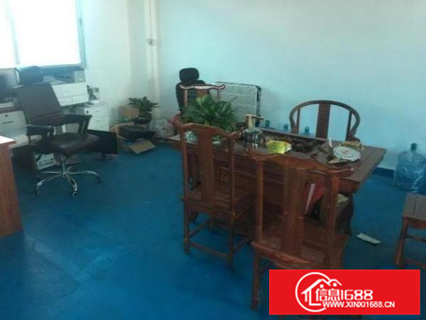 一楼厂房，带全套办公家具，新装修不满5个月，无中介费