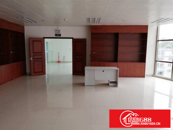 精装修五楼办公室，780平方，红本厂房