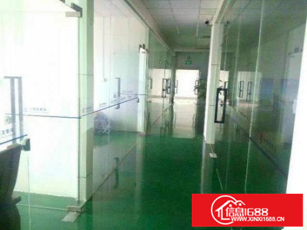 坪山汽车站新出楼上标准厂房980㎡，带办公室，有电梯、地坪漆