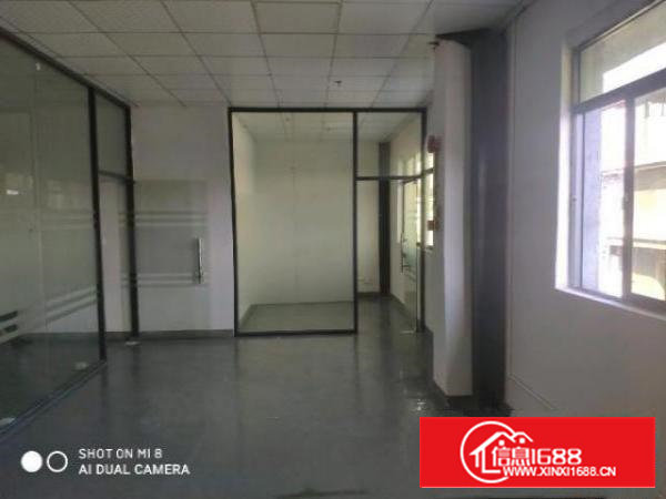 石岩松白路边，楼上400平，带精装修办公室！