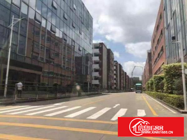 机荷高速附近，在主干道松柏路旁边