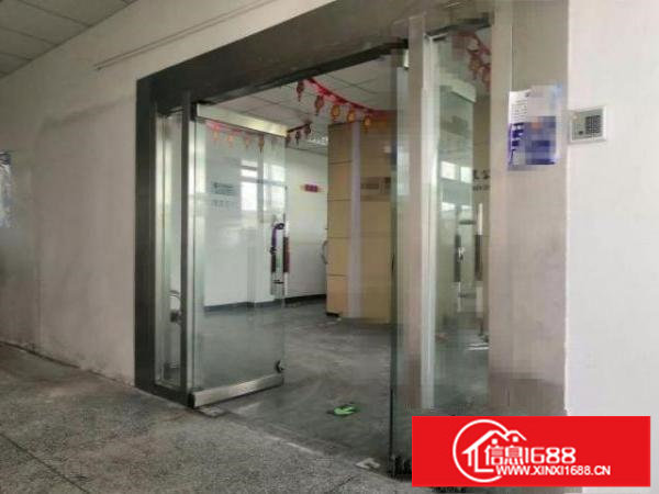 凤凰国边上，原房东带装修，独门独院。交通便利。形像好。