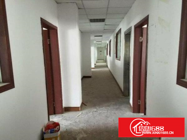 坂田就近路口1200平低楼层带装修仓库出租