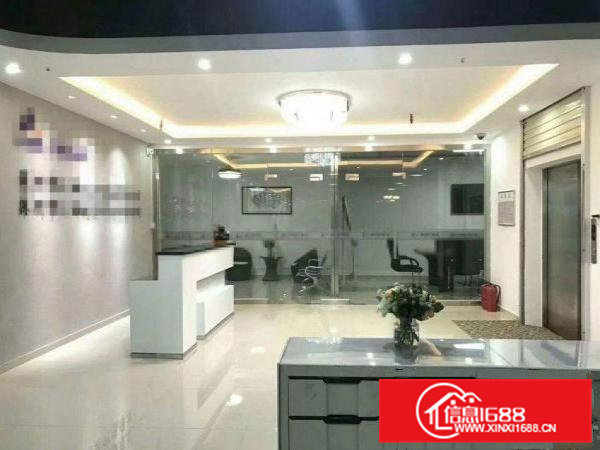 新出楼上900平方厂房出租带全新装修，空地大