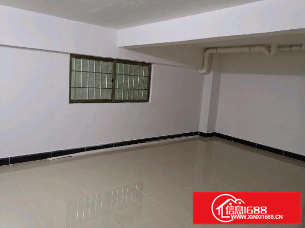 全新私人屋楼面，200平方，价低！可用空间大！