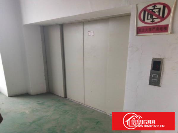 塘厦138刚空出2600平标准楼上,带装修地坪漆,电梯直达