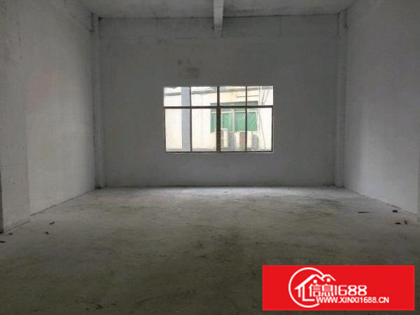 交通便利，有大型商场，地铁口