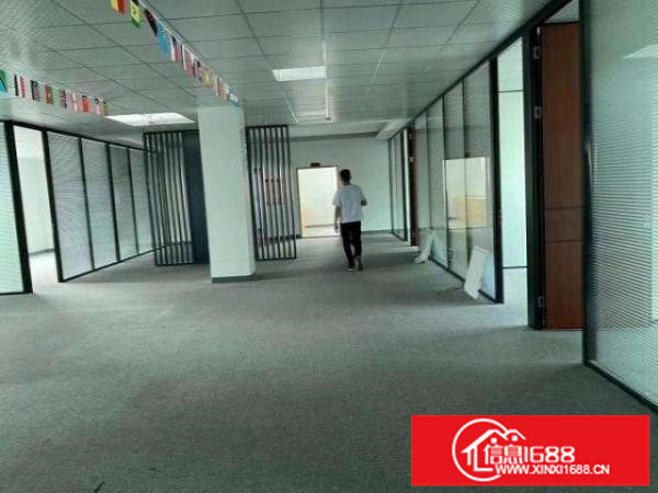 龙华清湖地铁站附近楼上整层精装修厂房1400平方出租