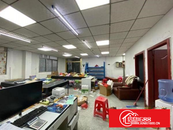 厂房刚搬走不用装修搬进来就可以生产。电梯两吨。空地400平。