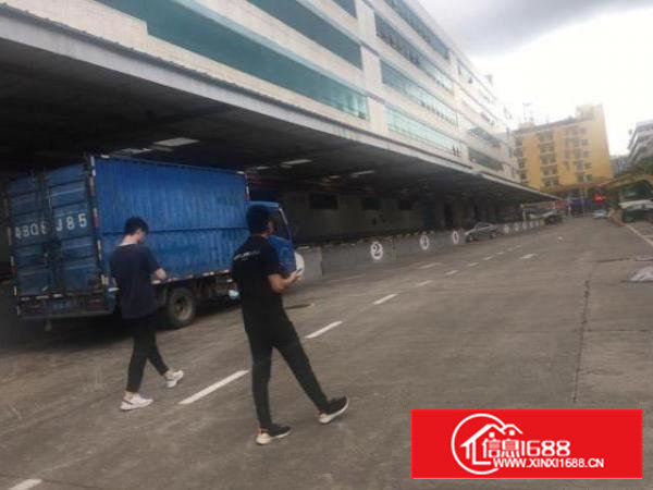 自带14个卸货平台仓库后面可开门！高速口地铁附近