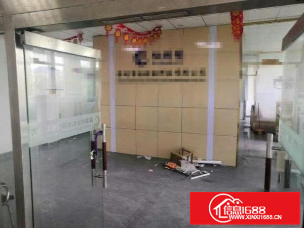 凤凰国边上，原房东带装修，独门独院。交通便利。形像好。