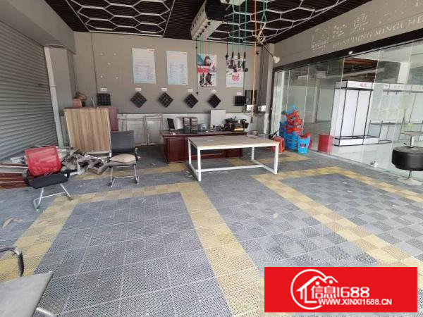 坂田地铁口新出汽车保养中心带部分设备，主路旁车位充足