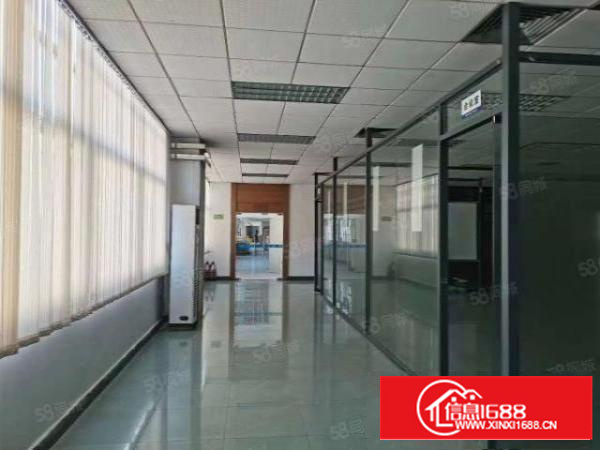 雁田海关新出楼上厂房11000平方，现成装修可分租