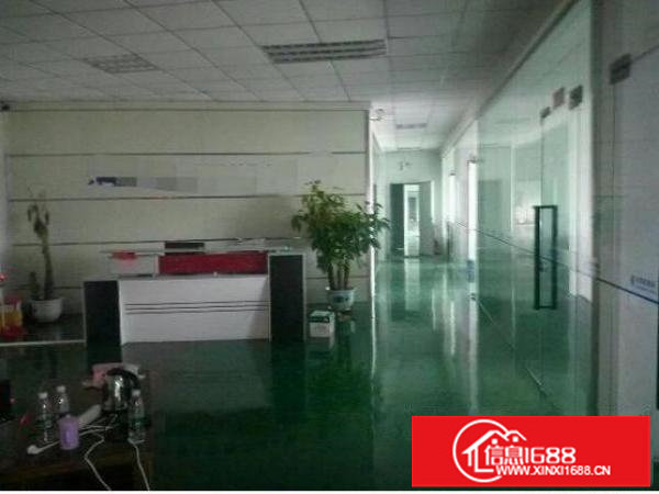 坪山汽车站新出楼上标准厂房980㎡，带办公室，有电梯、地坪漆