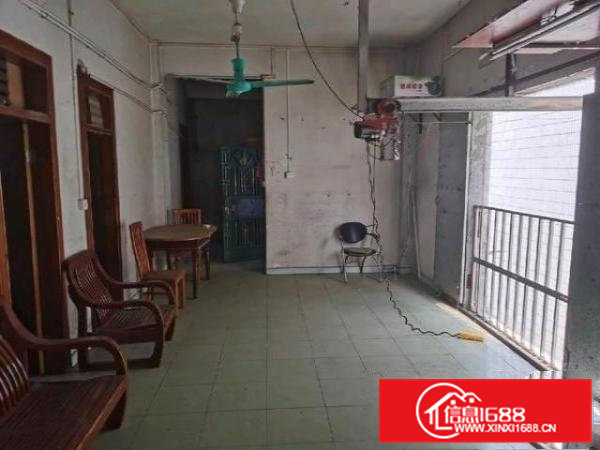 在三楼，有吊机，有房间和厨卫，水电齐全