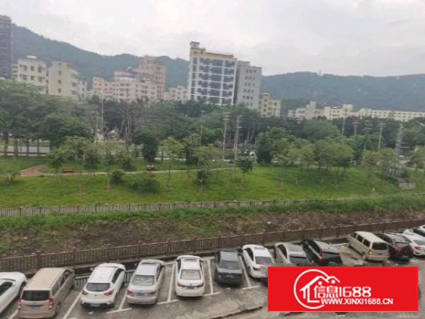 3楼整层分租出来的。有550个平方，厂房方正，有一个办公室。